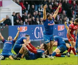  ??  ?? Le  janvier , le FC Grenoble alors entraîné par Fabrice Landreau s’était imposé à Mayol dans les arrêts de jeu (-) grâce à un essai en contre de Ratini. Ce qui avait provoqué une crise mais n’avait pas empêché le RCT de réussir le doublé en fin d’exercice. (Photo Dominique Leriche)