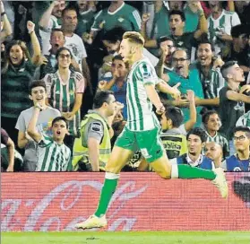  ?? FOTO: EFE ?? Loren Morón se erigió de nuevo en el héroe de los béticos con el gol del triunfo