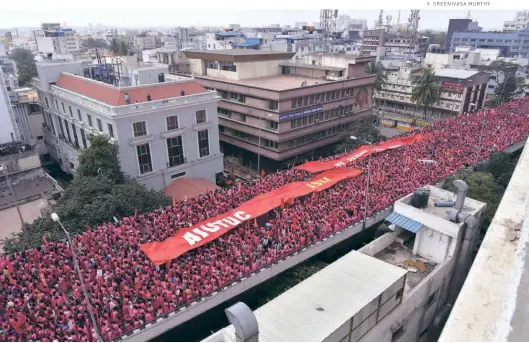  ?? V. SREENIVASA MURTHY ?? IN BENGALURU on January 3, 2020, accredited social health activists march from the railway station to Freedom Park demanding a hike in wages and permanent jobs.