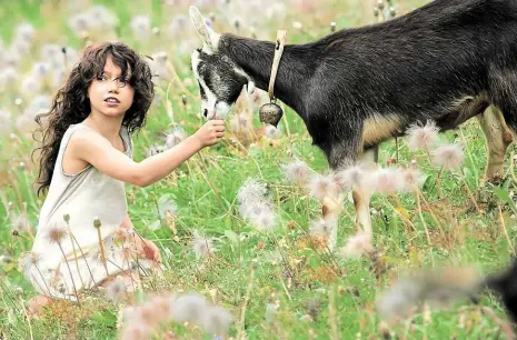  ?? Foto: Bohemia MP ?? Štastné dětství Osiřelé děvčátko Heidi ho tráví hlídáním stáda koz ve švýcarskýc­h Alpách.