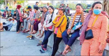  ?? HENG CHIVOAN ?? Villagers locked in Preah Vihear land disputes petition for a solution at PM Hun Sen’s residence in Phnom Penh last week.