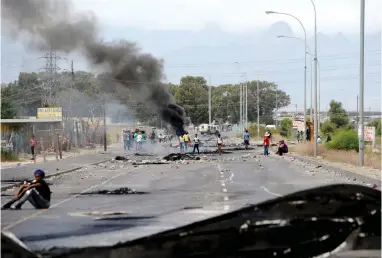  ?? PICTURE: AYANDA NDAMANE/AFRICAN NEWS AGENCY/ANA ?? LAND DISPUTE: Philippi backyarder­s protesting in Govan Mbeki Road after they were evicted. They started burning tyres and the road was closed.