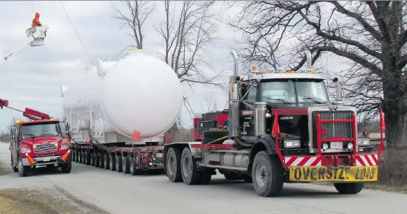  ?? PAUL MORDEN/FILES ?? The lack of an oversized-load corridor connecting manufactur­ing hubs in Ontario with resource projects in Western Canada is a concern among analysts and heavy haulers. Shipping equipment from Sarnia to Fort McMurray, Alta., can take 70 days, while such...