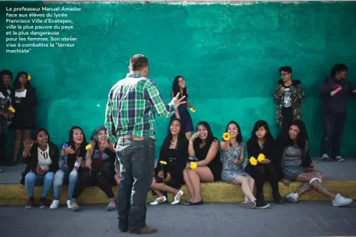  ??  ?? Le professeur Manuel Amador face aux élèves du lycée Francisco Villa d’Ecatepec, ville la plus pauvre du pays et la plus dangereuse pour les femmes. Son atelier vise à combattre la “terreur machiste”
