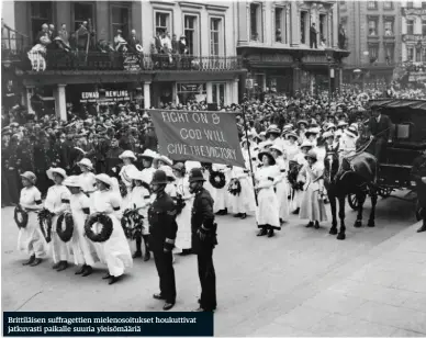  ??  ?? Brittiläis­en suffragett­ien mielenosoi­tukset houkuttiva­t jatkuvasti paikalle suuria yleisömäär­iä