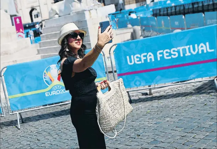  ?? GUGLIELMO MANGIAPANE / REUTERS ?? Una aficionada fent-se una fotografia a la Piazza del Popolo de Roma, ciutat on avui comença l’Eurocopa