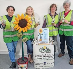  ?? ?? 6 Members of the Babbacombe Bay Bloomers with their sunflower starter kits