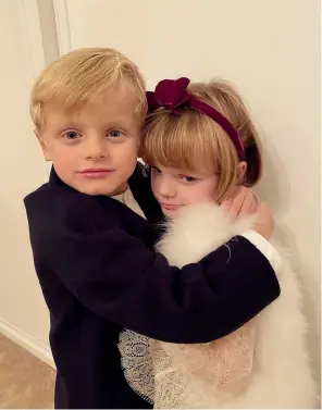  ??  ?? Charlene e Alberto do Mónaco estão casados há precisamen­te uma década. Em conjunto têm dois filhos, os gémeos de 6 anos, Gabriella e Jacques. Contudo, segundo noticia a imprensa, Charlene terá viajada para a África do Sul no início do ano. E parece que o conto de fadas deu origem a um pesadelo