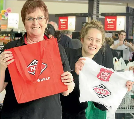  ?? REXINE HAWES/STUFF ?? An overwhelmi­ng number of shoppers asked for a total ban of plastic bags.