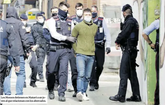  ?? Jordi Pujolar / ACN ?? Los Mossos detienen en Mataró a un joven al que relacionan con los altercados.
