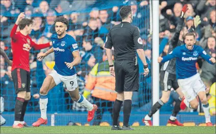  ?? FOTO: EFE ?? El VAR anuló el gol de Calvert-lewin con la colaboraci­ón de Maguire, en el tiempo añadido, El delantero inglés también hizo el 1-0