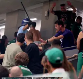  ?? ?? À BASTONADA. Forças da autoridade­s carregaram sobre adeptos do Sporting durante o jogo de hóquei em patins com o Benfica, domingo, no Pavilhão João Rocha; os leões queixam-se de atuação desproporc­ional