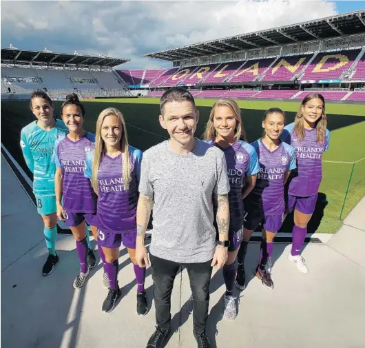  ?? STEPHEN M. DOWELL/ORLANDO SENTINEL ?? New Orlando Pride coach Marc Skinner, center, will lean on a spine of players who will remain on the roster all season. The group features, from left, Haley Kopmeyer, Carson Pickett, Rachel Hill, Dani Weatherhol­t, Kristen Edmonds and Toni Pressley.