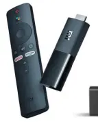  ??  ?? Clé Stick TV de chez Xiaomi avec sa télécomman­de qui inclut la commande vocale et les accès rapides à Netflix et Prime Vidéo.