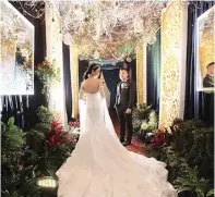  ?? CAPILANO PHOTO FOR JAWA POS ?? CANTIK: Theo Fondy dan Sylvie Sie berpose di lorong pengantin yang dibuat di bagian koridor. Atapnya dibubuhi ranting-ranting kayu yang sengaja ditumpuk bak sarang burung.