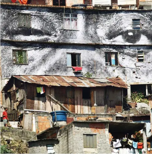  ?? Foto: AFP/Vanderlei Almeida ?? Die Befriedung­spolizei UPP hat eine Fassade der Sicherheit in die Favelas wie Morro da Providenci­a gebracht, inzwischen sind die Gangs sowie die Gewalt zurück. Sogar führende Politiker sprechen davon, dass das Programm gescheiter­t ist.