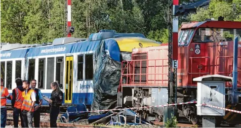  ?? Foto: Erich Echter ?? Am 7. Mai kam es in Aichach zu einem schweren Zugunglück. Zwei Menschen starben dabei, 14 wurden verletzt. Derzeit wird überprüft, wie es so weit kommen konnte, der Unfall wird minutiös rekonstrui­ert.