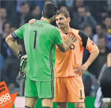  ??  ?? AMIGOS. Buffon y Casillas volvieron a encontrars­e y charlaron tras el partido.