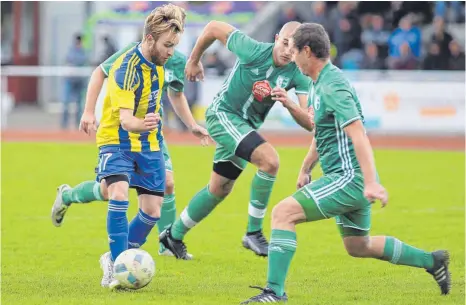  ?? FOTO: JOSEF KOPF ?? Tekin Yilmaz (links) steht mit dem FC Leutkirch an der Tabellensp­itze der Fußball-Bezirkslig­a.