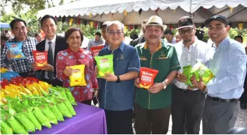  ??  ?? From Asajaya to the world. (from second left) Tho, Datin Amar Doreen Mayang, Uggah (fifth left) Datuk Roland Sagah Wee Inn, Ibrahim Lumpu Samarahan Resident and Ministry of Modernisat­ion of Agricultur­e principal assistant director, Dr Gluma Saban.