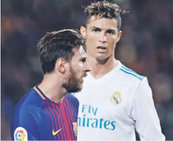  ??  ?? ► Messi y Cristiano, en uno de sus tantos duelos entre Barcelona y Real Madrid.