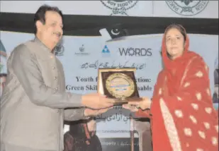  ?? -APP ?? QUETTA
CEO Pakistan Poverty Alleviatio­n Fund Nadir Gul Baraich precents shields to participan­ts at the event of Youth Skill Day and Green Skills for sustainabl­e Balochista­n” held at Boy Scouts.