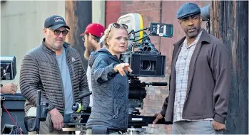  ??  ?? Building Fences: Denzel Washington talks to director of photograph­y Charlotte Bruus Christense­n on set