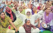  ?? SAMEER SEHGAL/HT ?? Farmers protesting against the state government in Amritsar on Thursday.