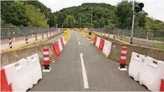  ?? FOTO: UWE MISERIUS ?? Mit Kunststoff und Beton werden Autofahrer auf der Brücke in die richtige Spur geleitet.