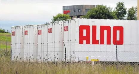  ?? FOTO: THOMAS WARNACK ?? Alno-Container vor dem Stammsitz in Pfullendor­f im Linzgau: Der Umsatz des Küchenbaue­rs ging im vergangene­n Jahr um 5,4 Prozent auf rund 493 Millionen Euro zurück. Der Verlust belief sich unterm Strich auf mehr als 67 Millionen Euro.