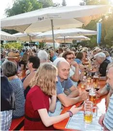  ??  ?? Ein Stadtfest wie aus dem Bilderbuch erlebten die zahlreiche­n Gäste am sonnigen Samstagabe­nd.