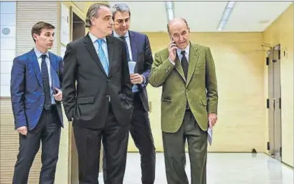  ?? ÀLEX GARCIA ?? Miquel Roca y Pau Molins, en primer plano, ayer tras conocer la sentencia del caso Nóos