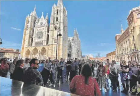  ?? // ABC ?? Los participan­tes de los distintos países conocieron monumentos del Patrimonio de León como la catedral