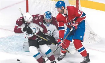  ??  ?? Joel Arnia (40), du Canadien de Montréal, tente de déranger le gardien de l’Avalanche du Colorado, Semyon Varlamov. - La Presse canadienne: Graham Hughes