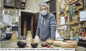  ?? FOTO ÓSCAR CELA ?? Ledo da vida ao oficio do torneado desde o seu obradoiro de Xermade.