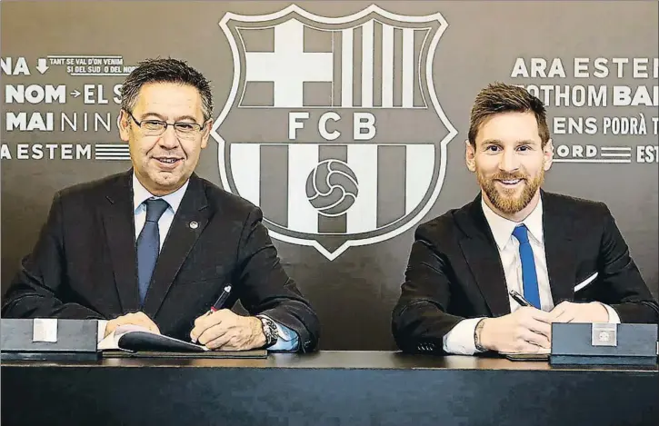  ?? FCB ?? Josep Maria Bartomeu y Lionel Messi posan sonrientes mientras firman la renovación del delantero argentino