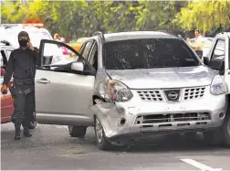  ??  ?? Captura. Un equipo conjunto de la PNC, del 911 y de la Fuerza de Tarea Centro Histórico hizo la detención luego de que los pandillero­s chocaron.