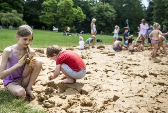  ?? FOTO'S KIONI PAPADOPOUL­OS ?? Kinderen boetseren hun eigen kunst in de kleiput in Middelheim.