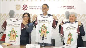  ?? ?? El titular del Indeporte de la CDMX mostró las playeras alusivas al evento.