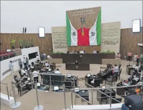  ?? ?? Aspecto de la sesión plenaria de ayer en el Congreso, donde se abordó una publicació­n del Diario sobre los programas de salud en Yucatán y el retiro del apoyo del gobierno federal. Los diputados debatieron