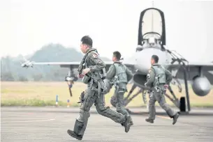  ?? BLOOMBERG ?? Taiwan Air Force pilots run past a F-16V fighter jet during a military training exercise in Chiayi County yesterday.