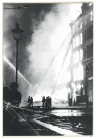  ??  ?? Londons brandvaese­n ved Eastcheap i London. Ved udgangen af 1940 var omkring 20.000 brandbombe­r blevet kastet over hovedstade­n.