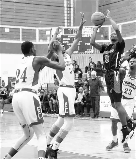  ?? SUZANNE TENNANT/POST-TRIBUNE ?? 21st Century’s Tavonte Hayes (5) goes up for a shot against East Chicago Central during Friday’s game.