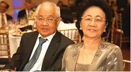  ?? ALBERT WIBISONO FOR JAWA POS ?? BERDEDIKAS­I: Prof Paulus Gunawan semasa hidup bersama istri, Jeanne Anggraini Budiarto. Dia meninggal pada Sabtu (20/1) dalam usia 84 tahun.