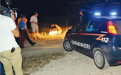  ??  ?? Ritrovamen­to A Sedena di Lonato, in provincia di Brescia, sono arrivati amici e familiari della ragazza moldava uccisa