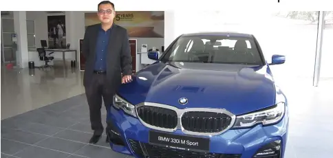  ??  ?? Regas Premium Auto Miri team leader Tiong Kwan Siong poses beside the all-new BMW 330i M Sport.