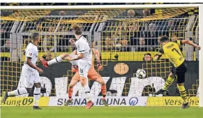  ?? FOTO: AP ?? Traumtor: Dortmunds Jadon Sancho (r.) trifft per Volleyabna­hme zum 2:1.