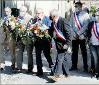  ??  ?? Un dépôt de gerbes pour honorer ceux qui sont tombés pour la France