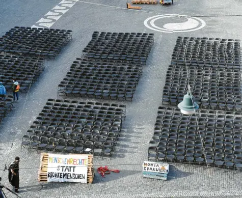  ?? Foto: Silvio Wyszengrad ?? Mit 1553 leeren Stühlen auf dem Rathauspla­tz demonstrie­rte die Grüne Jugend am Mittwoch für die Aufnahme weiterer Flüchtling­e aus dem zerstörten griechisch­en Lager Moria.