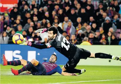  ?? ALEJANDRO GARCÍA ?? ▶▶ El uruguayo Luis Suárez abrió el camino de la victoria para el Barça frente al Eibar con una rosca muy ajustada.